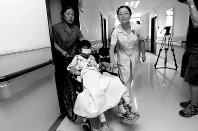 昨天，斌斌被推出病房，準(zhǔn)備換藥。記者 譚青/攝