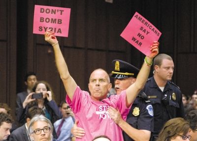 3日，美參議院外委會(huì)舉行敘利亞問(wèn)題聽(tīng)證會(huì)，民眾在現(xiàn)場(chǎng)示威，抗議美國(guó)軍事干預(yù)敘利亞。