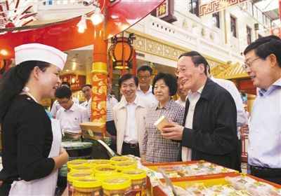 9月6日，王岐山在天津南市食品街調(diào)研，在月餅柜臺前，詢問中央關(guān)于中秋國慶嚴禁公款送禮的規(guī)定發(fā)布后的銷售情況。新華社記者 李學(xué)仁 攝