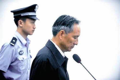 圖為：10日，張曙光在北京市第二中級人民法院接受庭審 新華社發(fā)