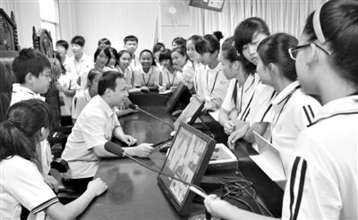 2013年5月30日，結(jié)合當(dāng)前國(guó)內(nèi)民眾普遍關(guān)注的“校長(zhǎng)開(kāi)房”、“強(qiáng)奸猥褻”等事件，廣西上思縣人民法院邀請(qǐng)中小學(xué)生到法院觀(guān)摩案件的庭審，提高他們的守法、維權(quán)意識(shí)。圖/IC