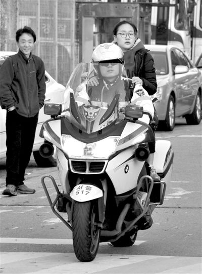 7日，首爾，警察將一名考生送抵考場(chǎng)。新華社發(fā)