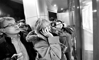 11月17日，俄羅斯喀山機場，一些人在查看航站樓上貼著的遇難者名單，他們可能是遇難者的親屬。