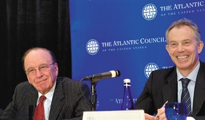 2008年，布萊爾與默多克在美國參加一國際會議。