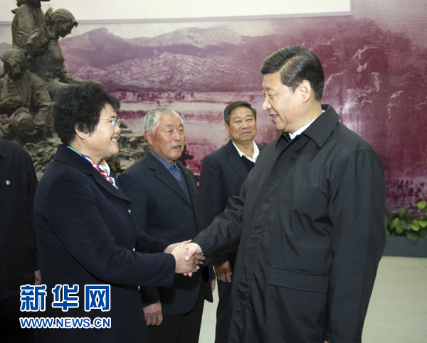 25日上午，習(xí)近平在臨沂華東革命烈士陵園參觀沂蒙精神展并會(huì)見(jiàn)當(dāng)?shù)叵冗M(jìn)模范和當(dāng)年支前模范后代代表。