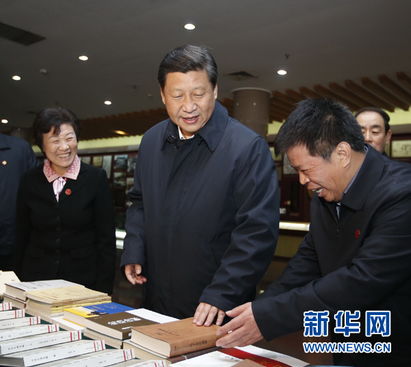 26日上午，習(xí)近平在孔子研究院參觀考察。新華社記者鞠鵬 攝