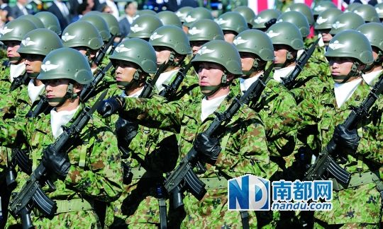 10月27日，日本自衛(wèi)隊(duì)舉行閱兵儀式