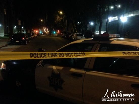 縱火案件發(fā)生在1月1日晚9時25分，舊金山當(dāng)?shù)鼐胶拖绬T幾分鐘內(nèi)趕到事故現(xiàn)場，并迅速撲滅了火情。記者1日晚趕到現(xiàn)場時，領(lǐng)館正門所在區(qū)域已經(jīng)被警察封鎖。