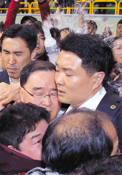 17日，鄭烘原（中）會見乘客家屬時，遭到家屬辱罵、潑水。