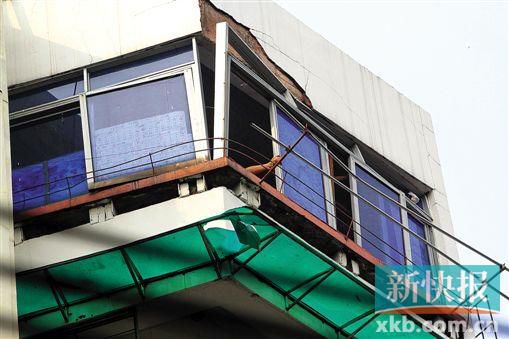 燒水時(shí)發(fā)生煤氣爆炸 灑來(lái)一陣“玻璃雨” 燒水時(shí)發(fā)生煤氣爆炸 灑來(lái)一陣“玻璃雨”