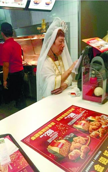 麥當(dāng)勞也挺拼的！店員化身觀音為顧客點(diǎn)餐