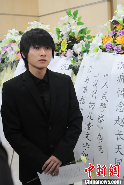韓寒到場(chǎng)痛哭流淚。