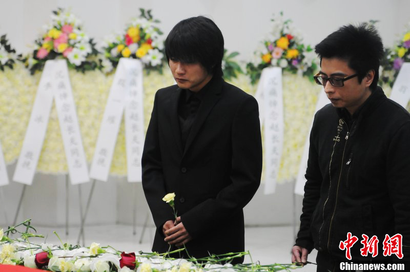 韓寒到場(chǎng)痛哭流淚。