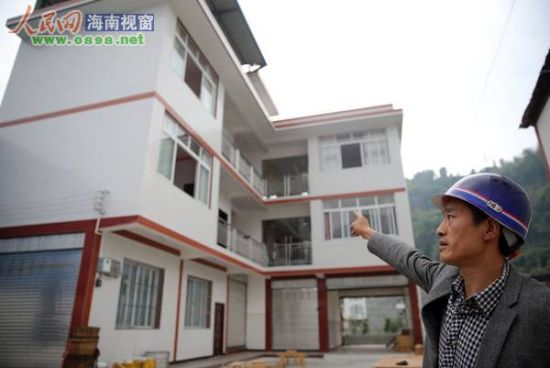 舒正山指著新房說：“我將喬遷宴席的豬肉分給村民吃，竟被大家誤傳是災(zāi)后大魚大肉?！? width=