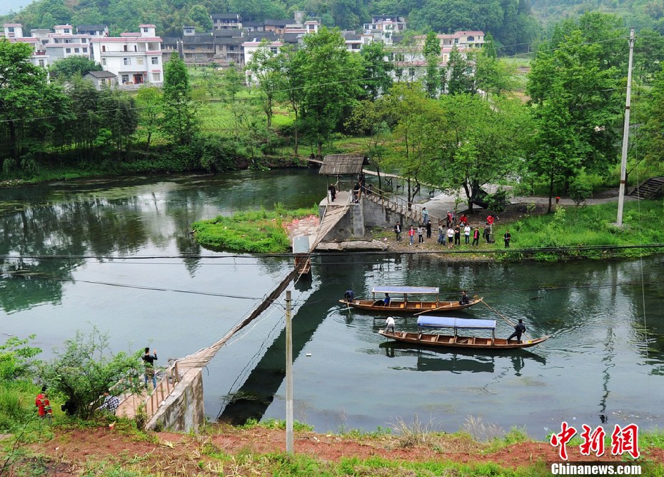 5月2日，鳳凰縣搜尋人員仍在沱江下游搜尋。