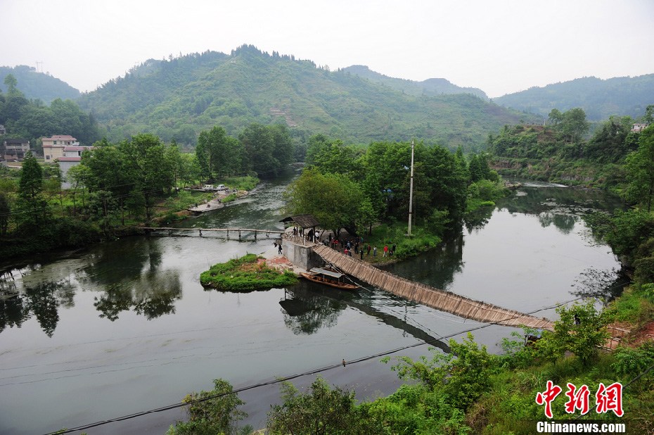 5月2日，鳳凰縣搜尋人員仍在沱江下游搜尋。