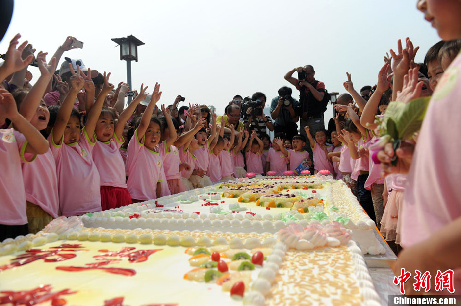 圖為孩子們準備享用生日蛋糕。張浪 攝