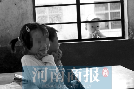 她不止一次說想去上學(xué)，而更多的時候，她是站在教室外面，眼巴巴地看著里面的小朋友