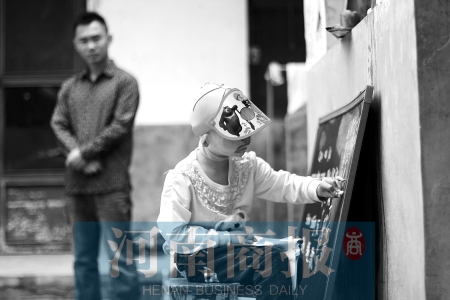 右手受傷了，她用左手在家里的小黑板上練習(xí)寫字