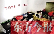 廁所進(jìn)門(mén)中廳，擺放著灶臺(tái)、餐桌、床鋪等，乍一看像個(gè)客廳