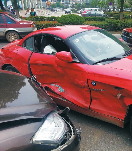 寶馬車(chē)門(mén)完全變形。