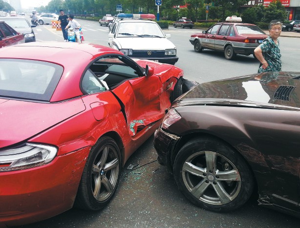 兩部?jī)r(jià)值百萬(wàn)左右的豪車(chē)在碰撞中損傷嚴(yán)重。謝德勝 記者金學(xué)永/攝