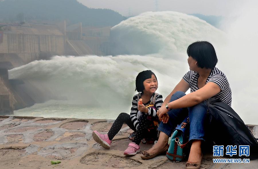　6月22日，兩位游客在黃河小浪底景區(qū)內(nèi)歇息。