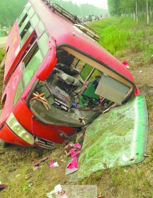 　扎進(jìn)溝里的中巴車，擋風(fēng)玻璃碎了一地。