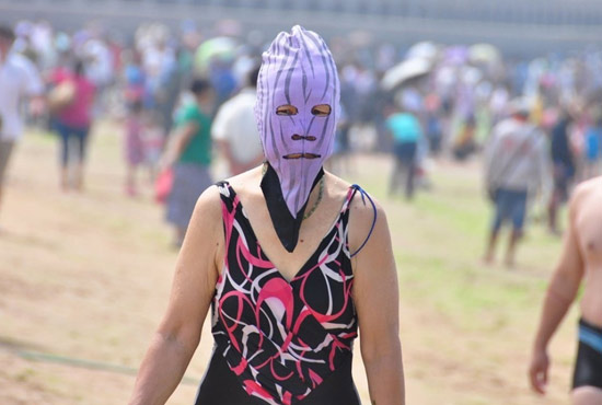 2013年7月3日，山東青島青島高溫來襲，“青島大媽”不懼滸苔，戴著“強盜面具”出現(xiàn)在海水浴場消暑降