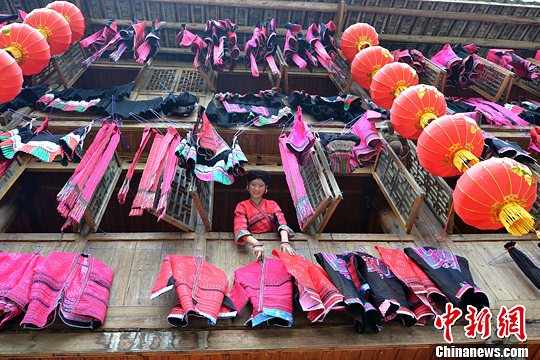 圖為紅瑤姑娘把紅衣晾曬出來。中新社發(fā) 韋吉陽 攝