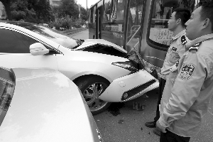 謳歌的車頭損傷嚴重