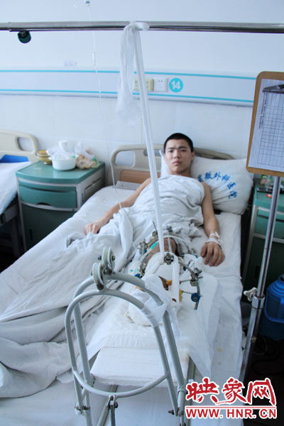 “如果有人肯幫我出4萬元的醫(yī)藥費，我愿意為他免費工作3年，多苦多累都行?！?月26日，躺在病床里上的