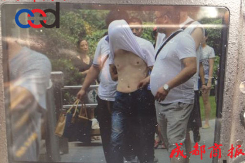 圖為事發(fā)現(xiàn)場(chǎng)，嫌疑人被警方控制。