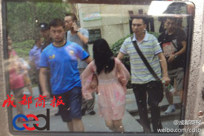 圖為事發(fā)現(xiàn)場(chǎng)，嫌疑人被警方控制。