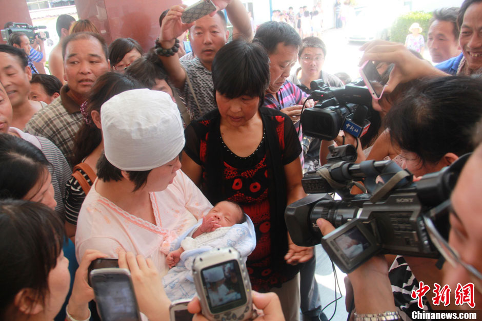 圖為大批媒體記者采訪獲救嬰兒母親。張一辰 攝