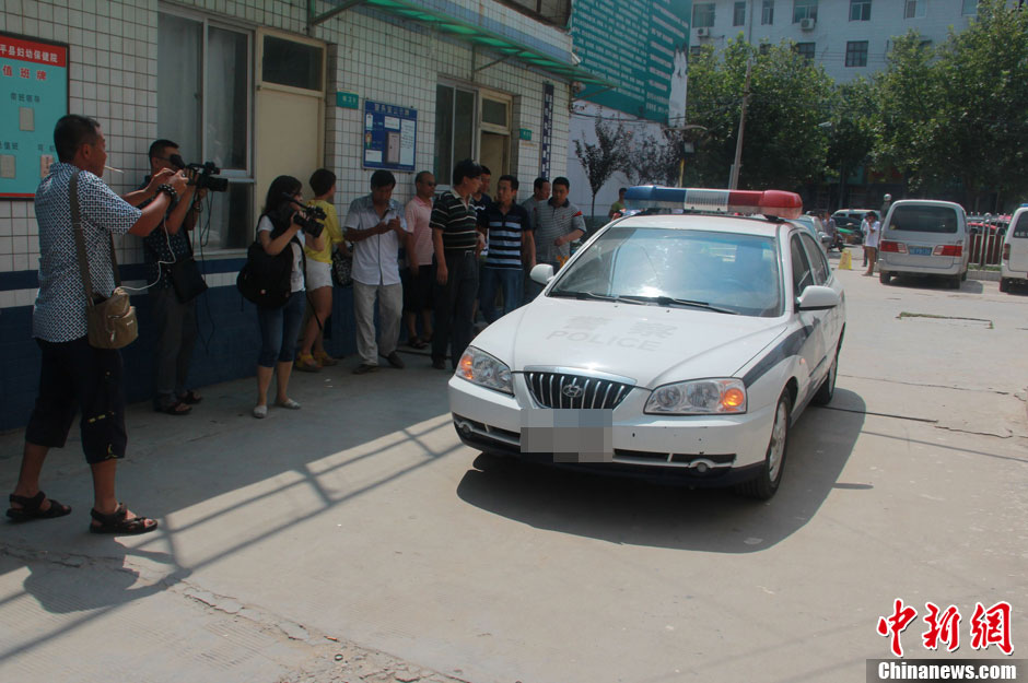 圖為護(hù)送獲救嬰兒的警察駛?cè)敫黄娇h婦幼保健院。張一辰 攝