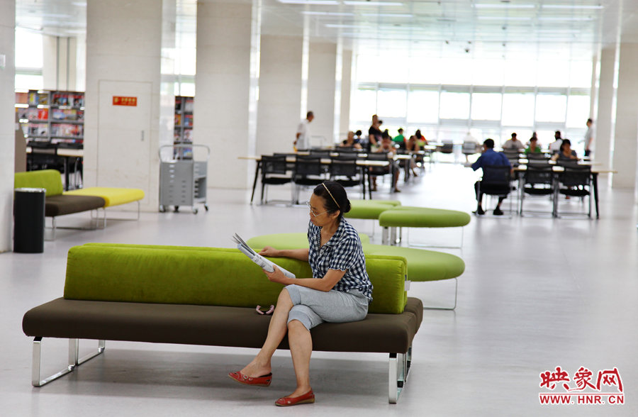 早上十點左右，已經(jīng)有不少讀者來管內(nèi)看書了。