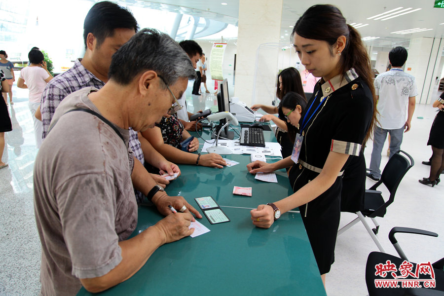 辦理借書卡很便捷，只需要身份證和一百元押金就可以。