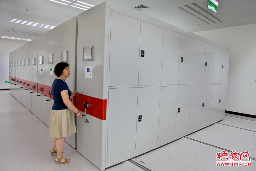 圖書館內(nèi)現(xiàn)代化的設備讓挑選圖書更加便捷