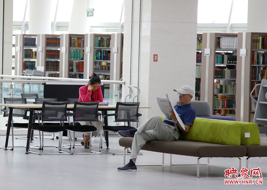 閱讀區(qū)有沙發(fā)，有桌椅，讓讀者有了更多的選擇。