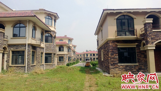 圖為別墅群內(nèi)正在進(jìn)行最后的鋪路、綠化