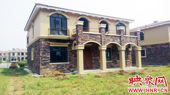 這里的別墅有兩層的，也有三層的，主體、裝修都已經(jīng)完工