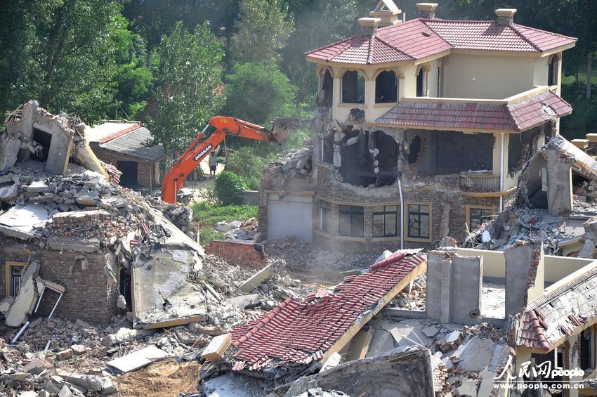 2013年8月18日，在黃河南岸鄭州市惠濟(jì)區(qū)花園口鎮(zhèn)申莊村，違規(guī)修建的別墅正在被拆除。張濤/東方IC