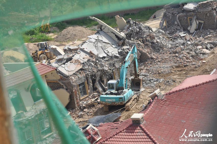 2013年8月18日，在黃河南岸鄭州市惠濟(jì)區(qū)花園口鎮(zhèn)申莊村，違規(guī)修建的別墅正在被拆除。張濤/東方IC