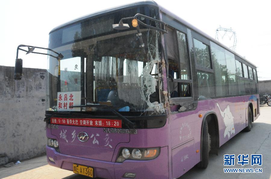 事發(fā)公交車(chē)左前方的擋風(fēng)玻璃破了一個(gè)大洞（8月20日攝）。