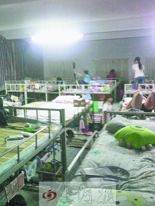 住在電教室里的女生們，擁擠不堪。