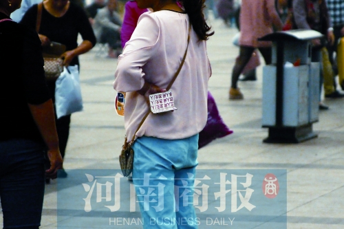 火車站廣場，一女子拿著寫有不同房型價位的卡片在拉客，不少市民抱怨，受過此類“騷擾”