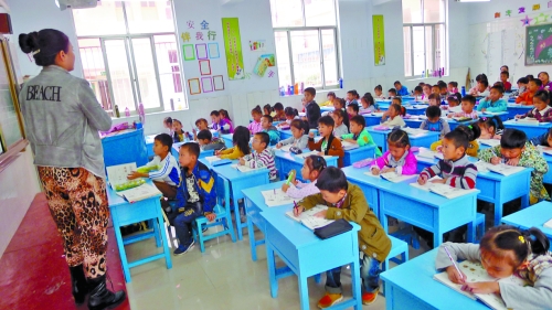 有的課桌直抵講臺，學生眼睛離黑板非常近。