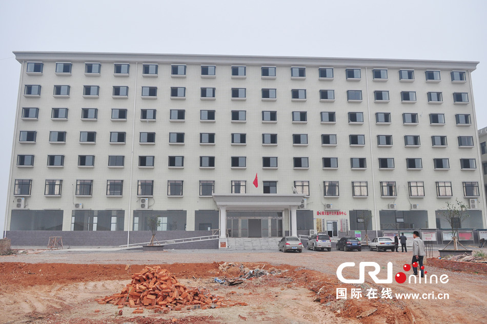 2013年10月21日，長沙云蓋村欠債千萬新建的豪華村部樓。