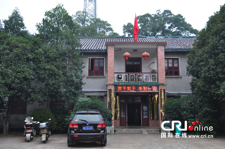 　2013年10月21日，這是蓮花鎮(zhèn)人民政府的辦公樓，和蓮花鎮(zhèn)云蓋村的辦公樓相比，寒酸不少。